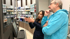 Der Bundestagsabgeordnete Dirk Heidenblut hat sich in Bottrop von Apothekerin Karima Ballout über die aktuellen Probleme informiert, vor denen die Apotheken vor Ort stehen.