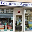 Die Schaufenster der Fortuna-Apotheke in Wiesbaden. Mehr dazu im Artikel.