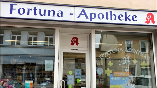 Die Schaufenster der Fortuna-Apotheke in Wiesbaden. Mehr dazu im Artikel.