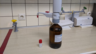 Foto: Methadonabfüllung in einer Apothekenrezeptur