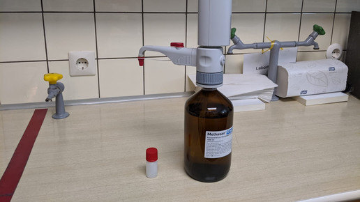 Foto: Methadonabfüllung in einer Apothekenrezeptur