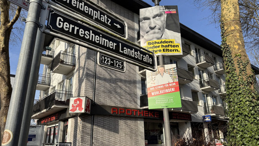 Stimme für Vor-Ort: Inhaber hängt Wahlplakate auf