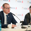 Thomas Preis spricht bei der Abda-PK auf dem Podium