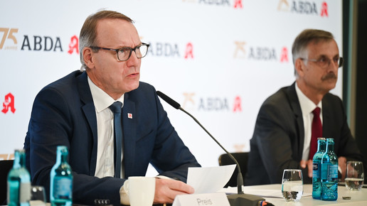 Thomas Preis spricht bei der Abda-PK auf dem Podium