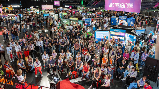volle Halle bei der APOTHEKENTOUR