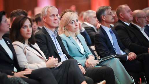 BMG-Abteilungsleiter Thomas Müller und Ministerin Nina Warken beim DAT