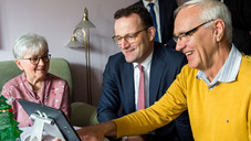 Spahn lässt sich das eRezept erklären Spahn lässt sich das eRezept erklären