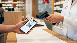 Handy mit E-Rezept wird gescannt