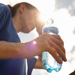 RKI-Schätzung: Tausende Tote durch Hitzewelle Ende Juni Foto: Eine Frau mit Wasserflasche in der Hand wischt sich den Schweiß von der Stirn.