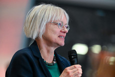 Dr. Sabine Richard am Mikro