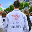 „Die Apotheken sind am Ende“ – Streik in Frankreich Streik der Apotheker:innen in Frankreich, Kittel-Aufschrift: Touche pas à ma pharmacie