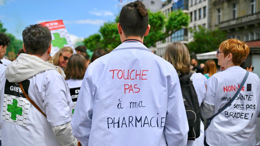 Streik der Apotheker:innen in Frankreich, Kittel-Aufschrift: Touche pas à ma pharmacie