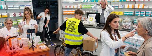 Montage der verschiedenen Hilfsjobs in der Apotheke ausgeführt durch Schüler:innen