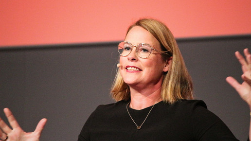 Franziska Erdle spricht auf einer Veranstaltung
