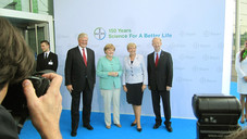 Merkel und Kraft loben Bayer