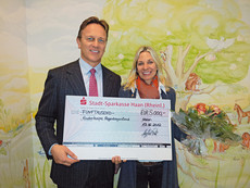 Regenbogenland Scheckuebergabe