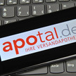 Das Apotal-Logo auf einem Smartphone-Display, das Handy liegt auf einer Computer-Tastatur