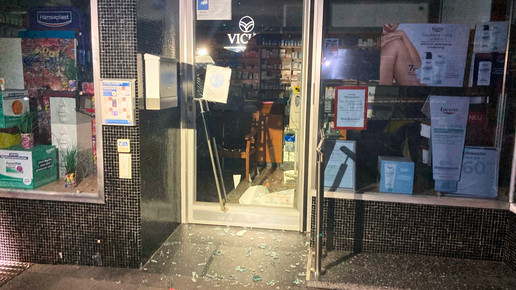 Foto: Eine Apothekenfront mit eingeschlagener Eingangstür.