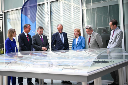 Kanzler Friedrich Merz beim Besuch bei Hexal