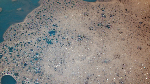 Pharmafirma schuld an Shampoo-Schaumbergen?