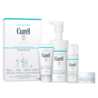 Feuchtigkeitspflege im Fokus der Apothekenberatung Produktabbildung des Curél Reise- und Probiersets mit Verpackung und vier Produkten in Reisegrößen
