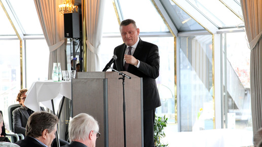 170206 groehe pult4 aa