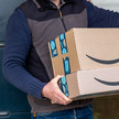 Foto: Ein Amazon-Packetbote klingelt an einer Haustür