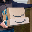Foto: Ein Amazon-Packetbote klingelt an einer Haustür
