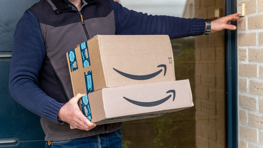 Foto: Ein Amazon-Packetbote klingelt an einer Haustür
