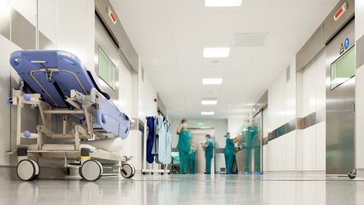 Symbolbild, Blick auf einen Krankenhausflur