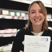Apothekerin Tessa Richter lächelt in der Apotheke.