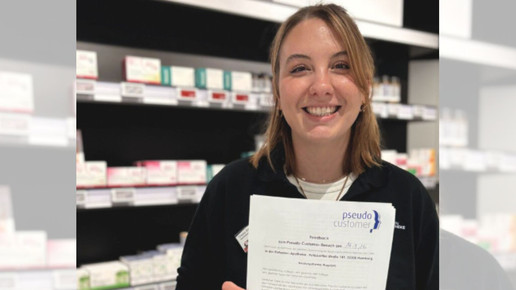 Apothekerin Tessa Richter lächelt in der Apotheke.