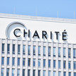 Foto: Logo der Charité Berlin an Hausfassade