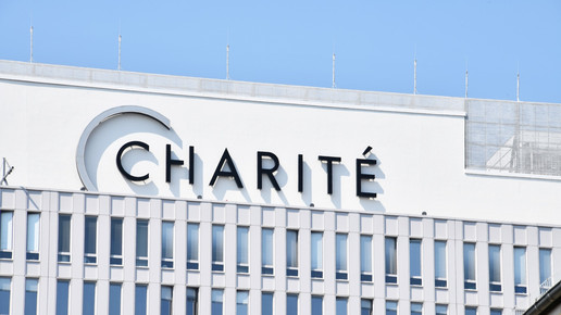 Foto: Logo der Charité Berlin an Hausfassade