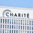 Foto: Logo der Charité Berlin an Hausfassade