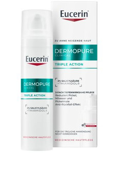 Eucerin DERMOPURE Clinical Triple Action in weißer Pumpflasche mit türkisfarbenem Etikett und passender Verpackung. Pflegeprodukt für zu Akne neigende Haut mit 2 % Salicylsäure und Thiamidol® gegen Pickel und Pickelmale.