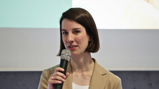 Professor Dr. Verena Vogt spricht auf dem Podium