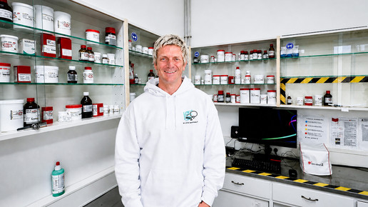 Ludwig Gierstorfer jun. in seiner Apotheke