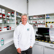 Ludwig Gierstorfer jun. in seiner Apotheke