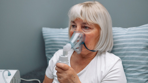 Symbolbild: Frau wendet einen Vernebler an