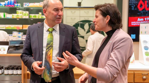 Hubert Aiwanger zu Besuch in der Apotheke von Franziska Scharpf