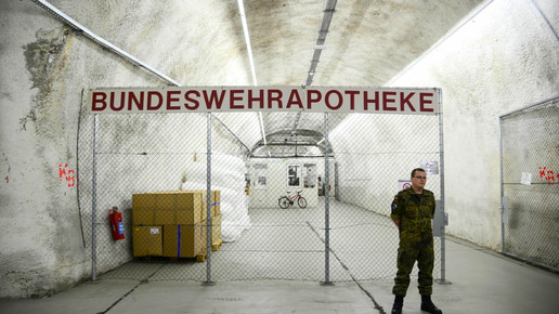 Ein Soldat steht vor dem unterirdischen Tor zur Bundeswehrapotheke in Blankenburg im Harz