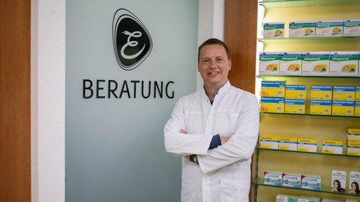 Apotheker Gerrit Nattler in seiner Apotheke.