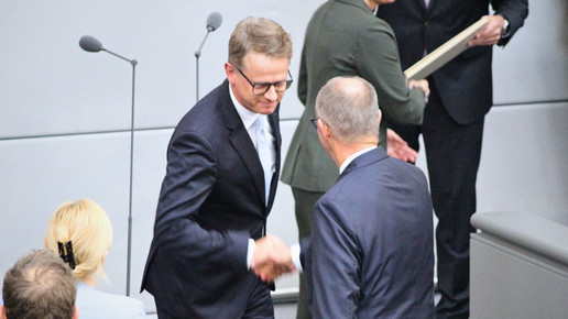 Carsten Linnemann und Friedrich Merz im Bundestag
