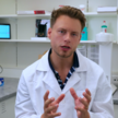 Apotheker Alexander Daske erläutert die potenziellen Neben- und Wechselwirkungen von Cannabinoiden.