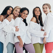 Abgebildet sind 5 junge Frauen, die die Kompressionsstrümpfe in den neuen Trendfarben tragen.  Alle Frauen tragen weiße Blusen. Auf der rechten Seite sind nochmal alle 6 neuen Trendfarben in einem farblichen Kreis abgebildet. Die Trendfarben heißen: Purple Swing, Lime Step, Forest Flow, Sky Walk, Blue Move und Coral Kick