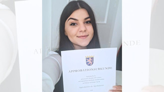 Nach drei Jahren: Apothekerin erhält Approbationsurkunde Foto: Apothekerin Fatma Balla mit ihrer Approbationsurkunde im Februar 2026