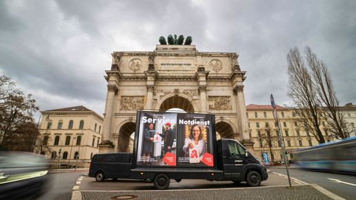 Ein Mini-Laster der Noweda fährt mit Kampagnenbotschaften zum Apothekensterben durch München
