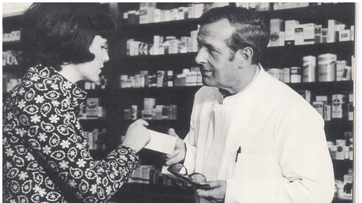 1969 Apotheker m. Kundin