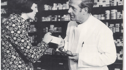 1969 Apotheker m. Kundin